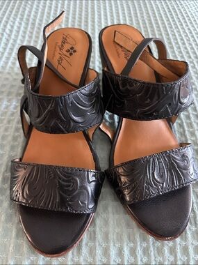 NWT Patricia Nash Black Embossed Leather Women's Sandals 10
